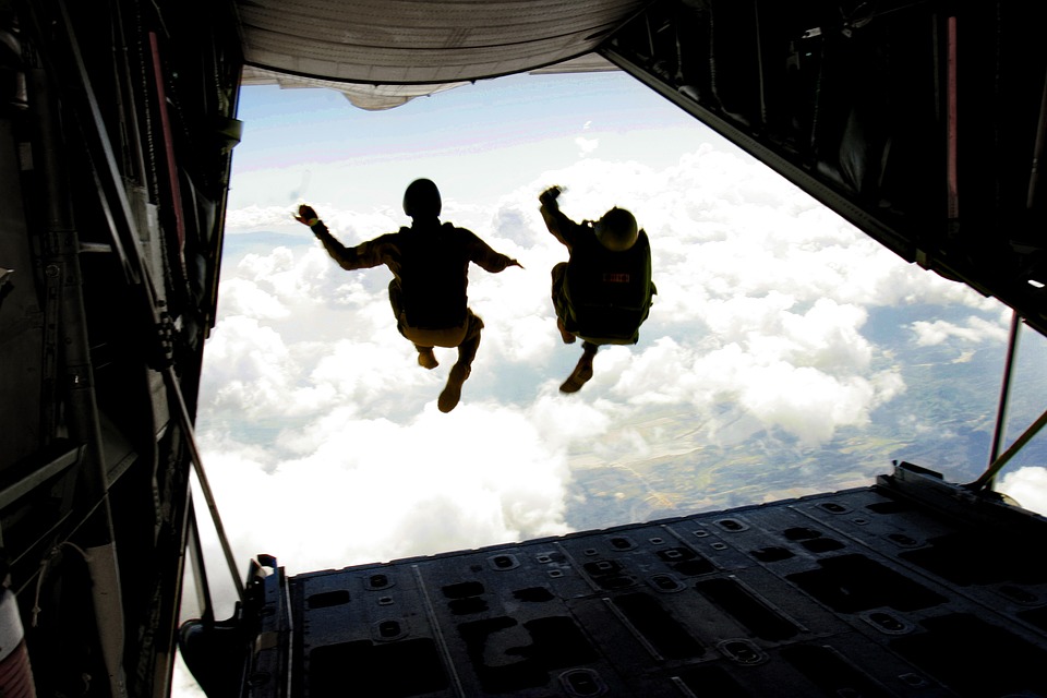 skydiving-708695_960_720.jpg